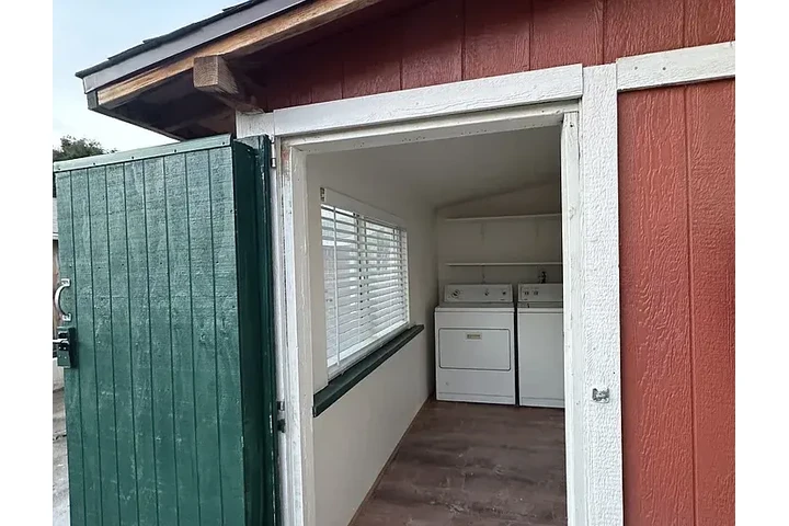 $1000 : This is a studio-style unit wi image 3