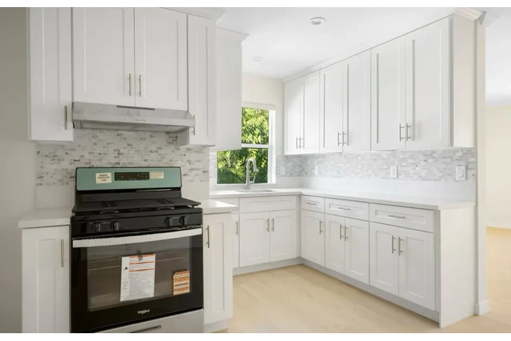 $2000 : 2 bedroom apartment in Carson image 4