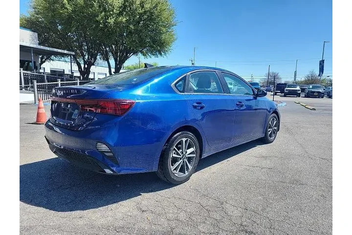 $17999 : Kia Forte 2023 LXS 4dr Sedan image 3