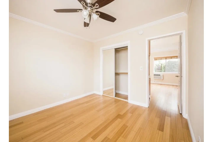 $2000 : 2 Bedroom Apt in Los Angeles image 6