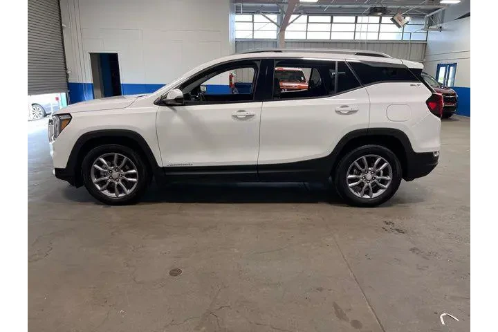 $23497 : GMC Terrain 2024 SLT 4dr SUV image 6