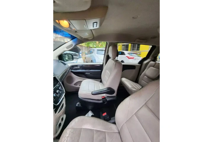 $5900 : 2011 DODGE GRAND CARAVAN PASS image 1