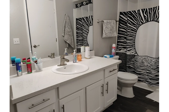 $650 : Rento cuarto en apartamento image 1