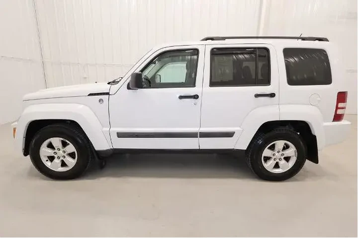 $10000 : Jeep Liberty 2012 4x4 Sport image 3
