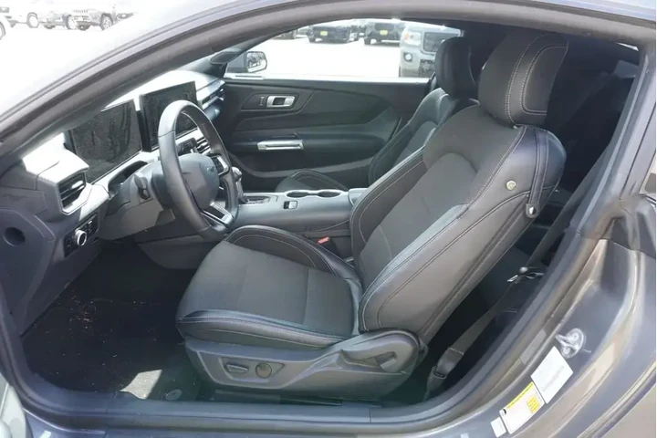 $32988 : Ford Mustang 2025 EcoBoost 2 image 7