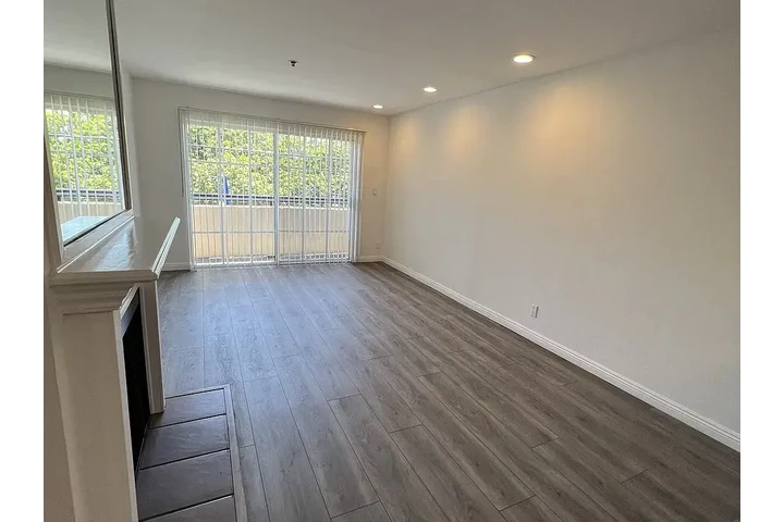 $2000 : 2 bed 2 bath image 2