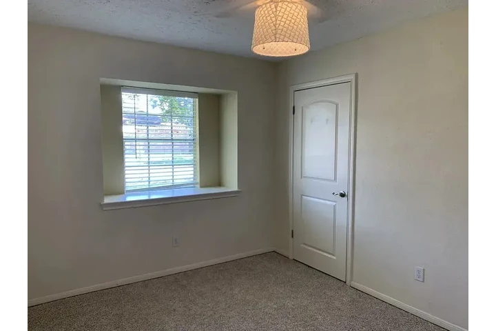 $2000 : 3 bed 2 bath image 9