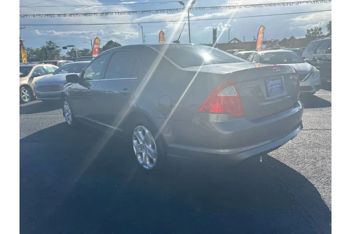 2011 Fusion SE image 6