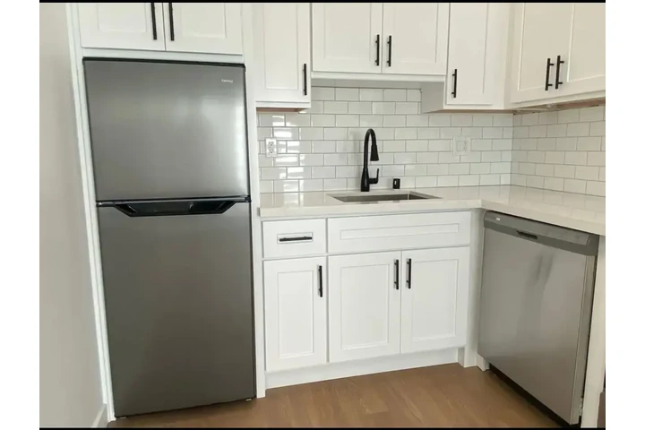 $1500 : Authentically  pleasing house image 3