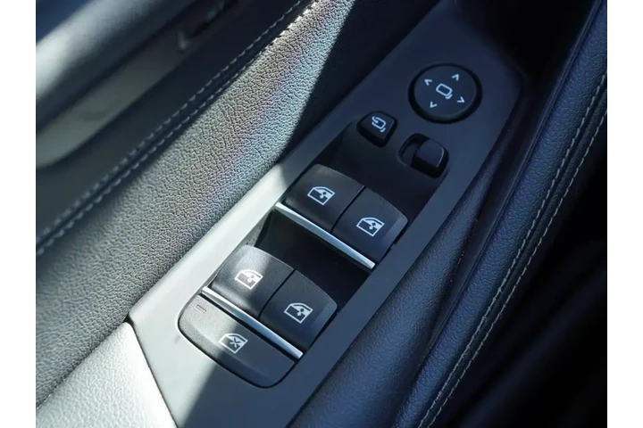 $27881 : BMW 5 Series 2022 530e 4dr S image 9