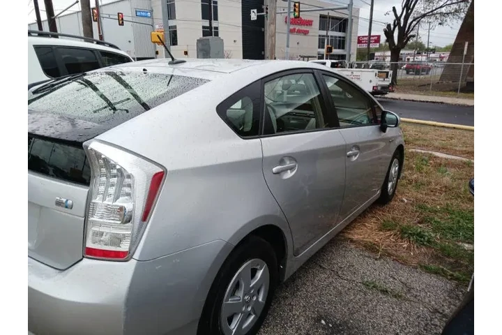 $9000 : 2010 Prius V image 7