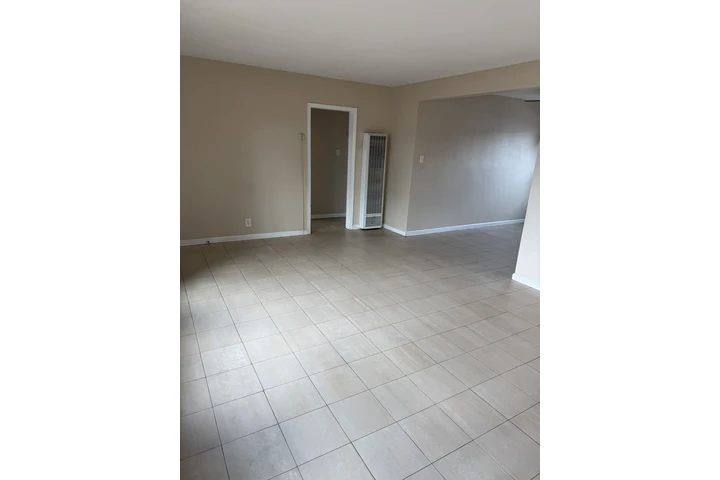 $2450 : Casa en Paramount  2Recamaras image 6