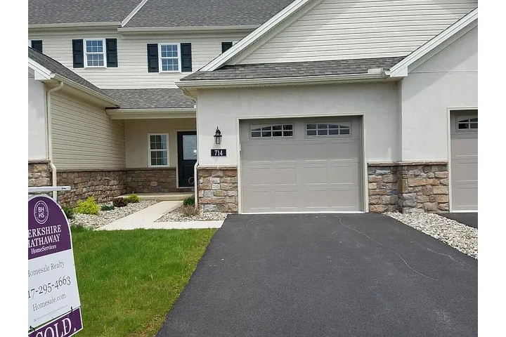$1600 : Beautiful 3bd 3ba @ Lancaster image 2