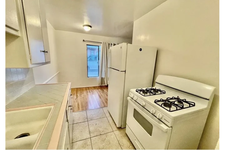 $1565 : 1 Bedroom 1 Bath Apt in LA image 6