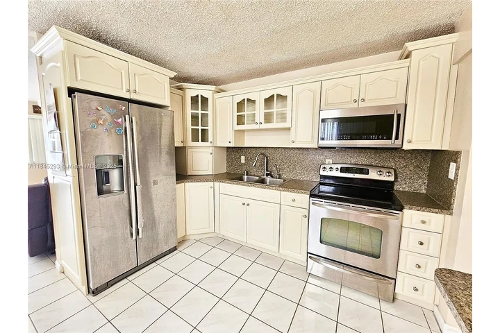 $900 : Spacious and well-maintained 2 image 6