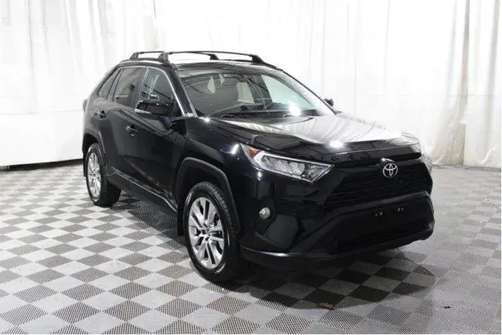 $29998 : Toyota RAV4 2021 AWD XLE Pre image 2