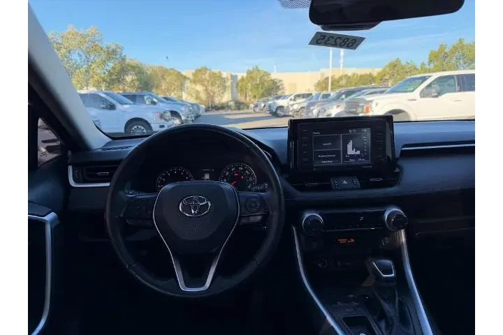 $24400 : Toyota RAV4 2022 XLE Premium image 5