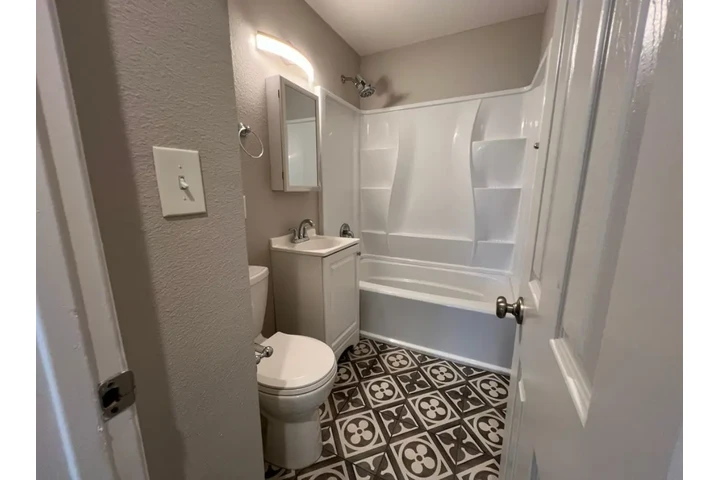 $2000 : Nice 2 Bed in Huntington Park image 9