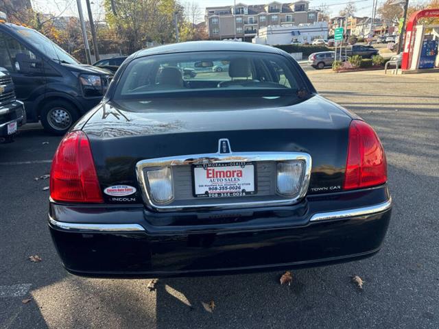 $8999 : 2010 Town Car Signature Limit image 4