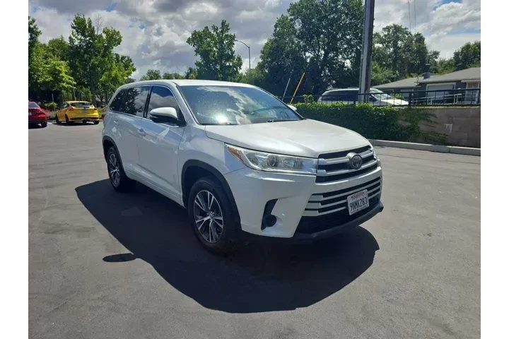 $14995 : Toyota Highlander 2017 LE 4d image 1