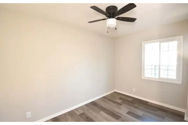 $2000 : Nice 2 Bed in Huntington Park image 6