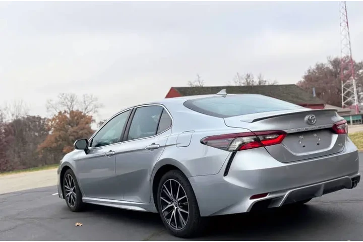 $20999 : 2022 Camry SE image 4