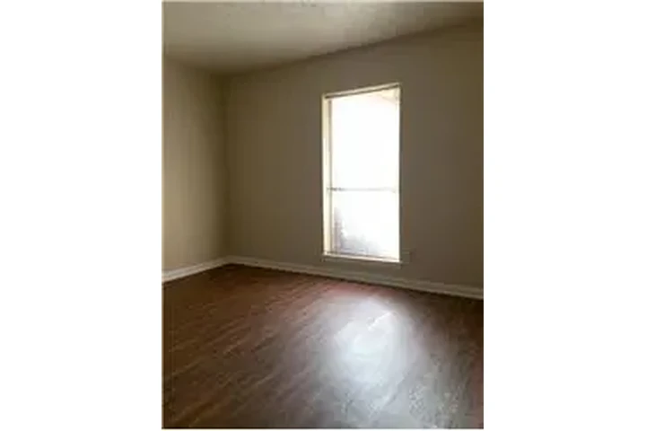$900 : Rental property with 2 bedro image 2