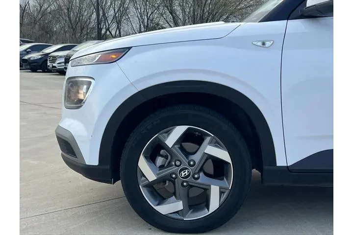 $17499 : Hyundai VENUE 2023 SEL 4dr C image 8