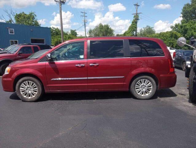 $8500 : 2013 Town and Country Touring image 1