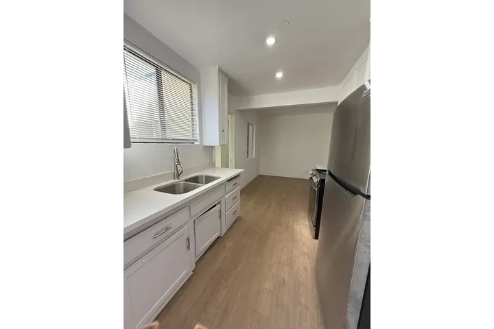$1490 : Downey 2 & 2 Available image 4