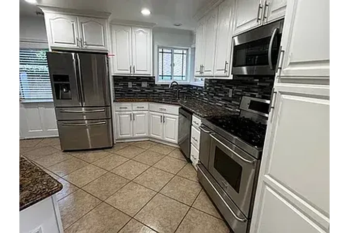 $2500 : Charming HOME IN DOWNEY image 4