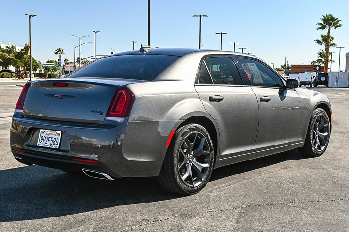 Chrysler 300 2023 S V6 4dr S image 8