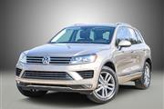 Pre-Owned 2015 Volkswagen Tou en Las Vegas