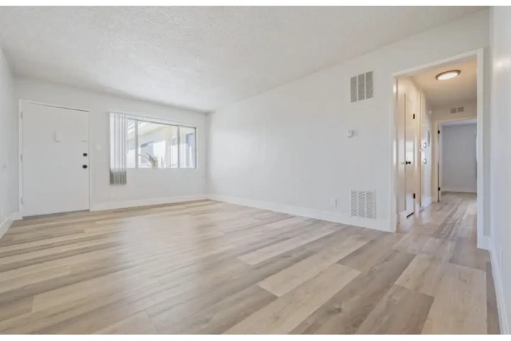 $1540 : Spacious 1 Bedroom Apt in LA image 3