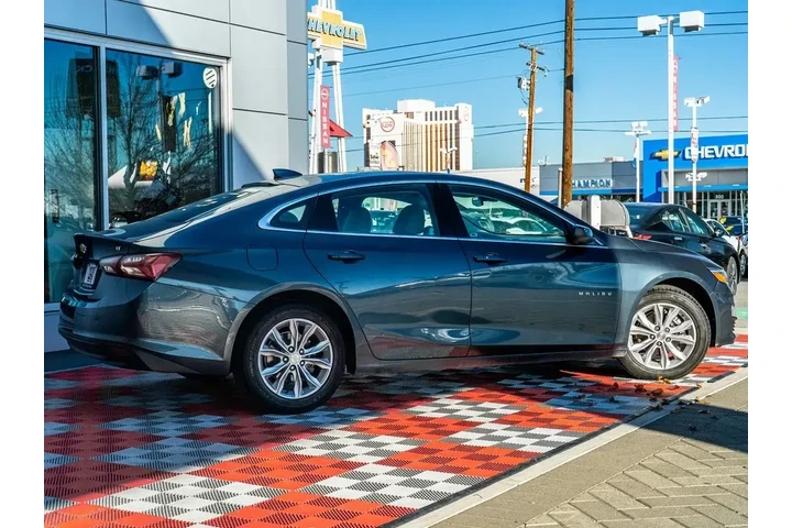 $13488 : Chevrolet Malibu 2021 LT 4dr image 2