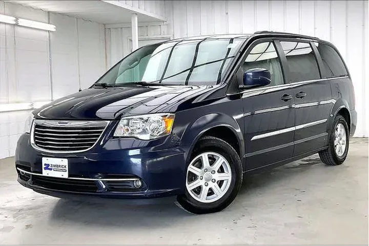 $4990 : Chrysler Town and Country 20 image 2