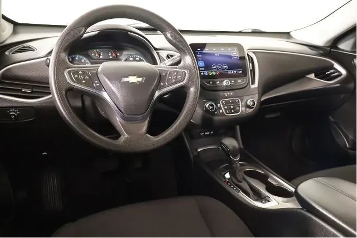 $18574 : Chevrolet Malibu 2024 LT 4dr image 2