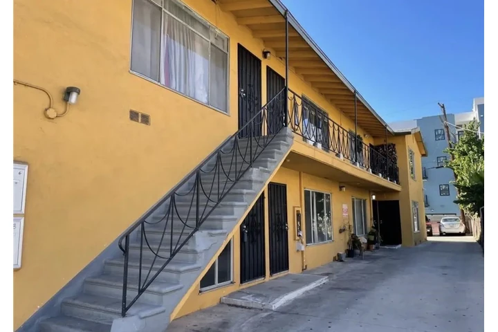 $1565 : 1 Bedroom 1 Bath Apt in LA image 2