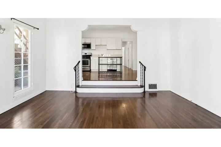 $1970 : 2 Bed 2 bath Apt W Pico Blvd image 2