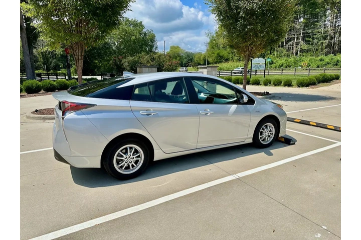 $7900 : 2017 Toyota Prius III Touring image 4