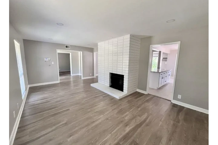 $2800 : 4 Bedroom Home For Rent in LA image 3