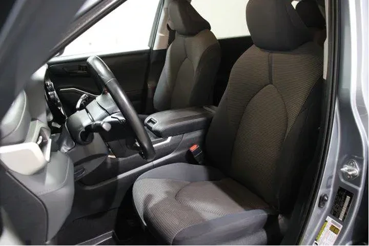 $35896 : Toyota Highlander 2023 LE 4d image 5