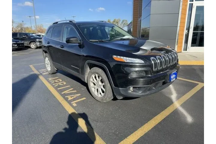 $9802 : Pre-Owned 2016 Cherokee Latit image 9