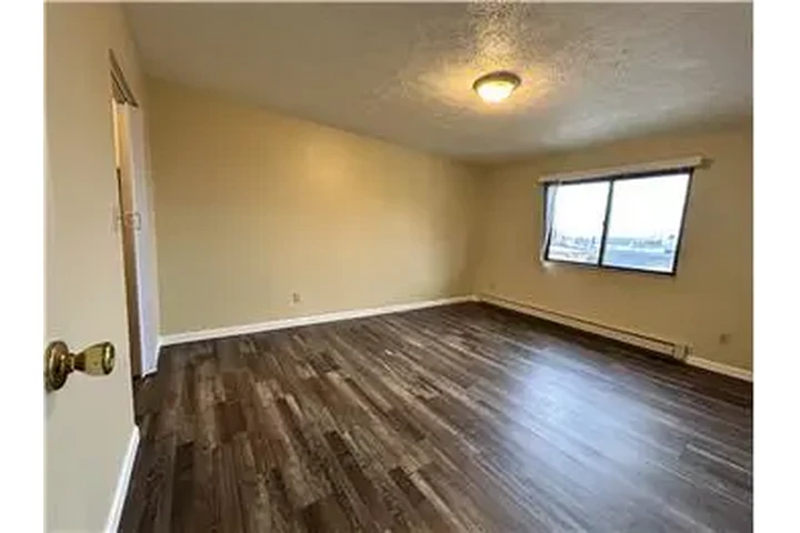 $750 : Rental property with 2 bedro image 7