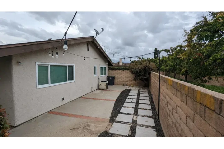 $1490 : Santa Ana - Available Now image 3