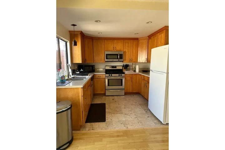 $1700 : South-Gate 2 & 3 Bath image 4