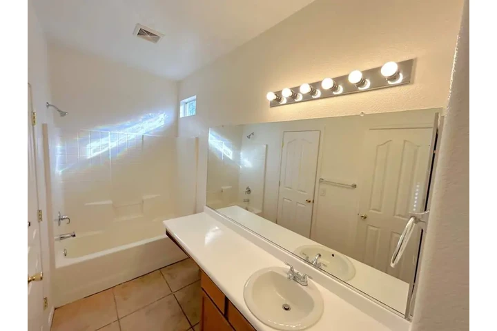 $1050 : Home for rent image 8