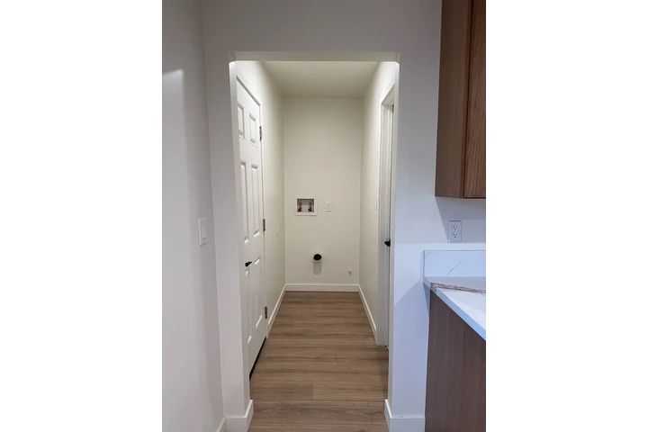 $900 : This well-maintained 2-bedroom image 6