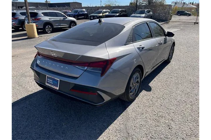 $22205 : Hyundai ELANTRA 2024 SEL 4dr image 8