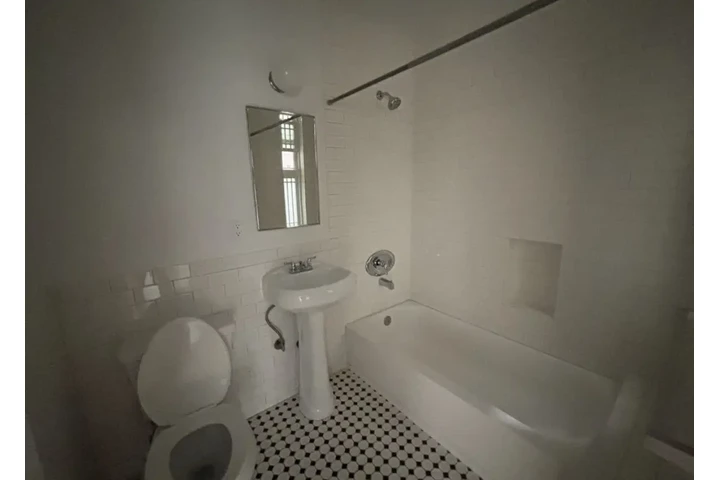 $1950 : 2 Bed Apt with parking in LA image 9